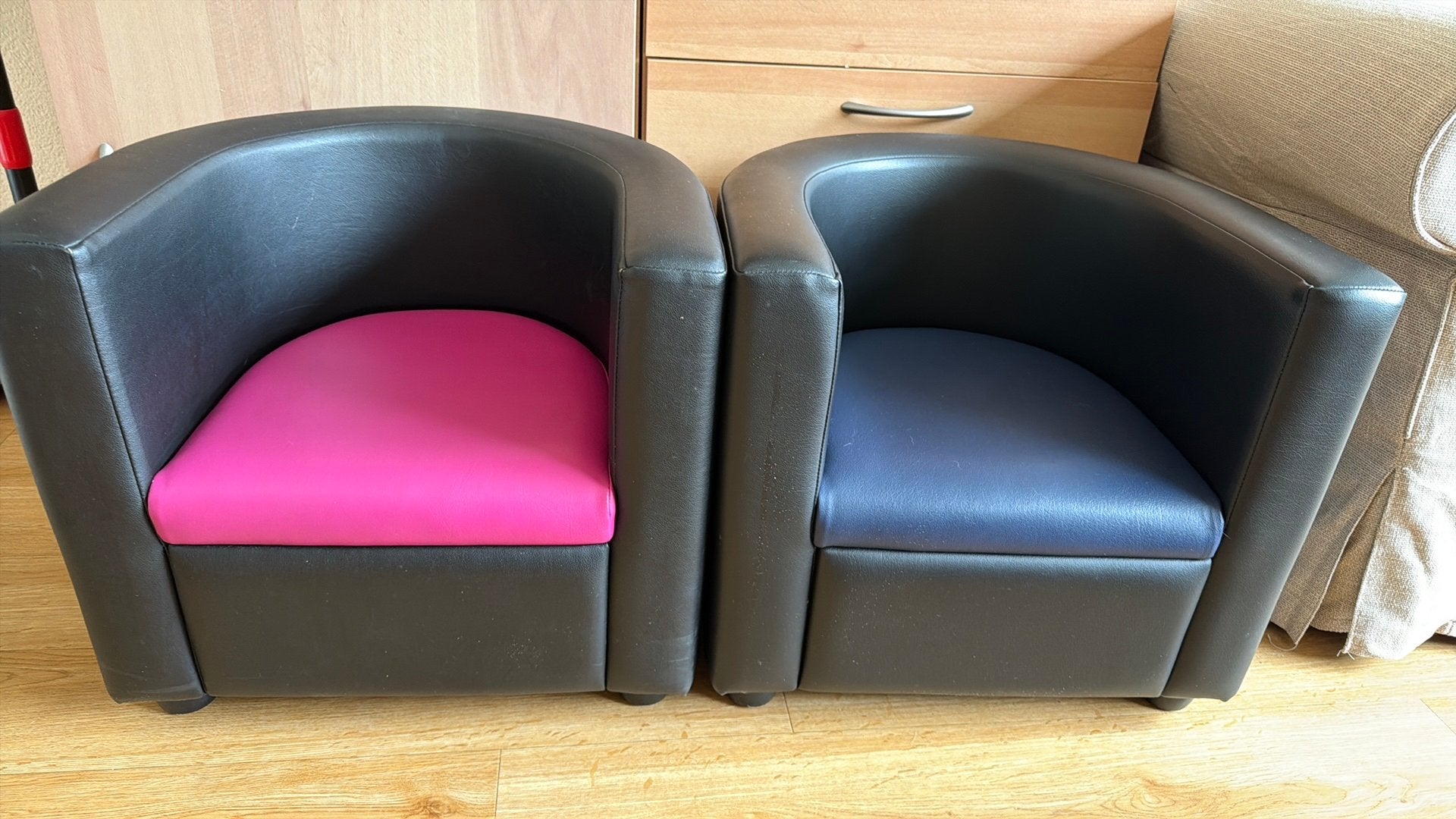 Twee kinderfauteuils roze en blauw, Ophalen, Minder dan 75 cm, Leer, Zo goed als nieuw