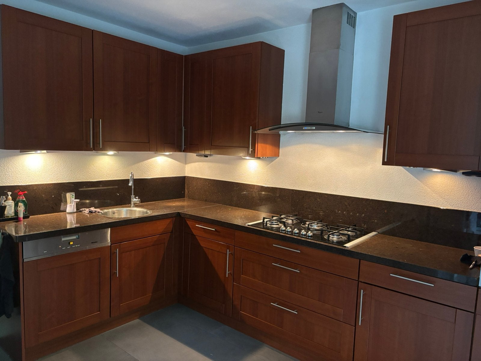 Keuken voorzien van vaatwasser en combi oven, Ophalen, Zo goed als nieuw, Kunststof, Hoekkeuken