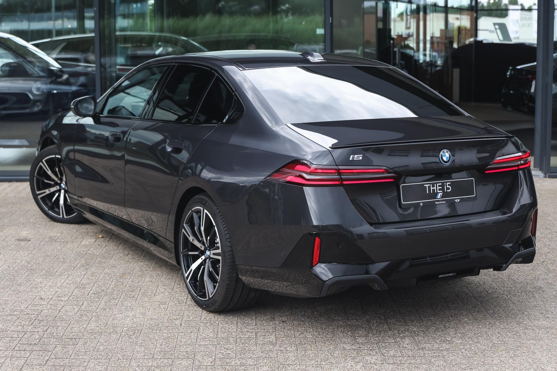 BMW i5 eDrive40 M Sport / Adaptieve LED / Parking Assistant, Achterwielaandrijving, Zwart, Met garantie (alle), 340 pk