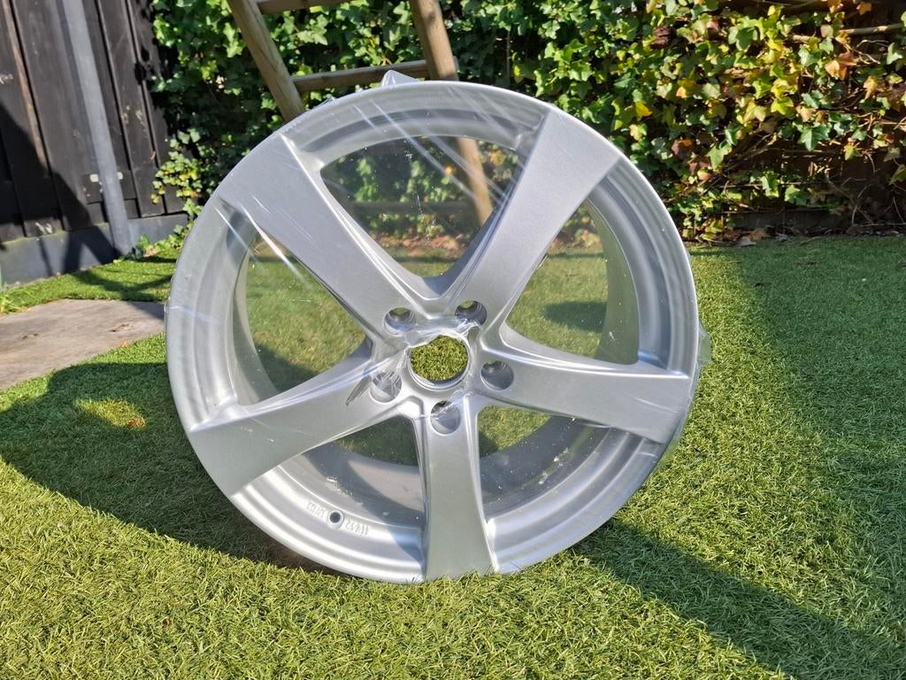 Nieuwe velg Dezent voor Toyota Yaris Cross, Ophalen, Nieuw, Zomerbanden, Velg(en)