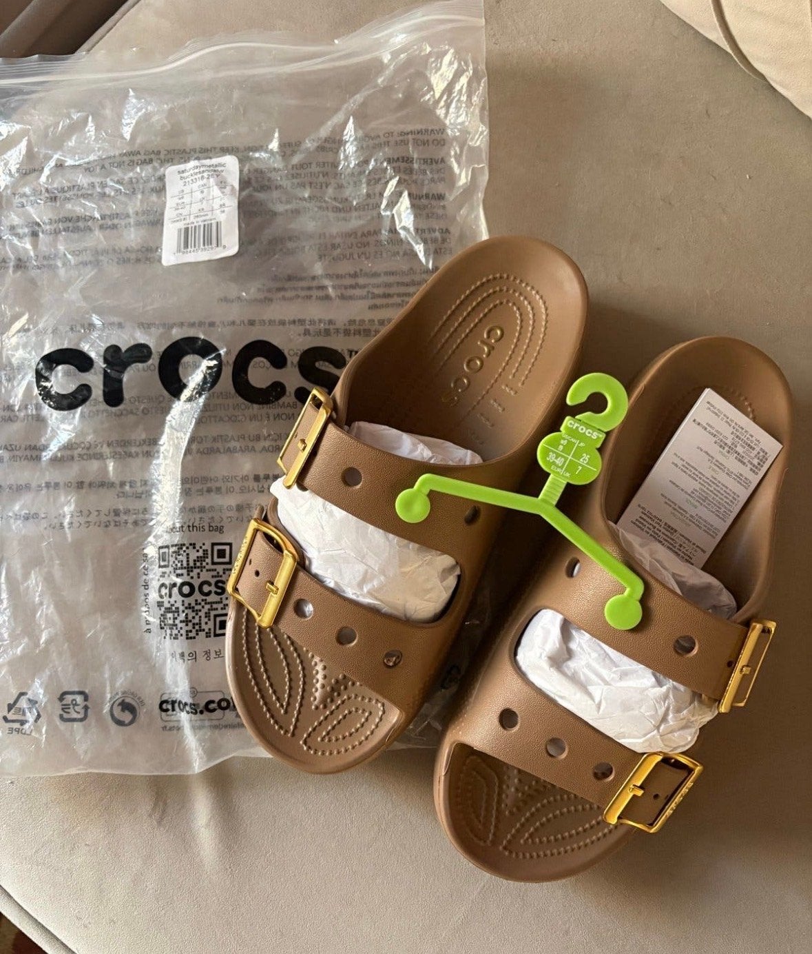 Nieuwe Crocs Saturday Metallic Buckle Sandalen W9/39-40, Kleding | Dames, Ophalen of Verzenden, Nieuw, Bruin, Sandalen of Muiltjes