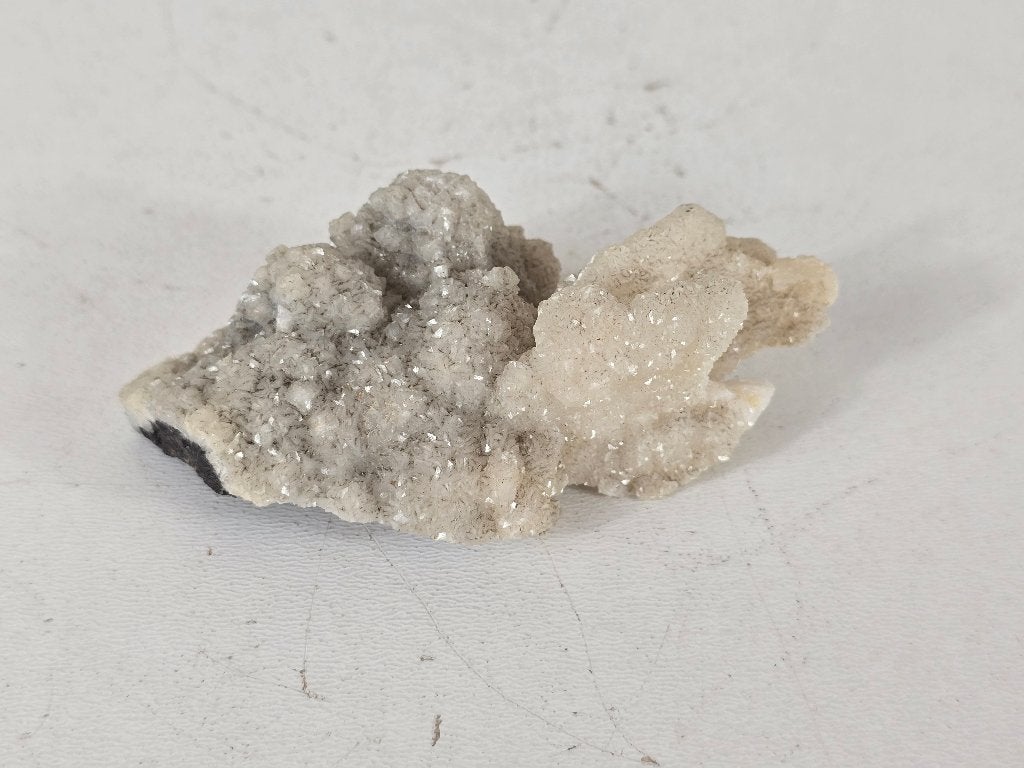 Kristalcluster van calciet op sulfide-ertslayer, 145 gram, Ophalen of Verzenden, Mineraal