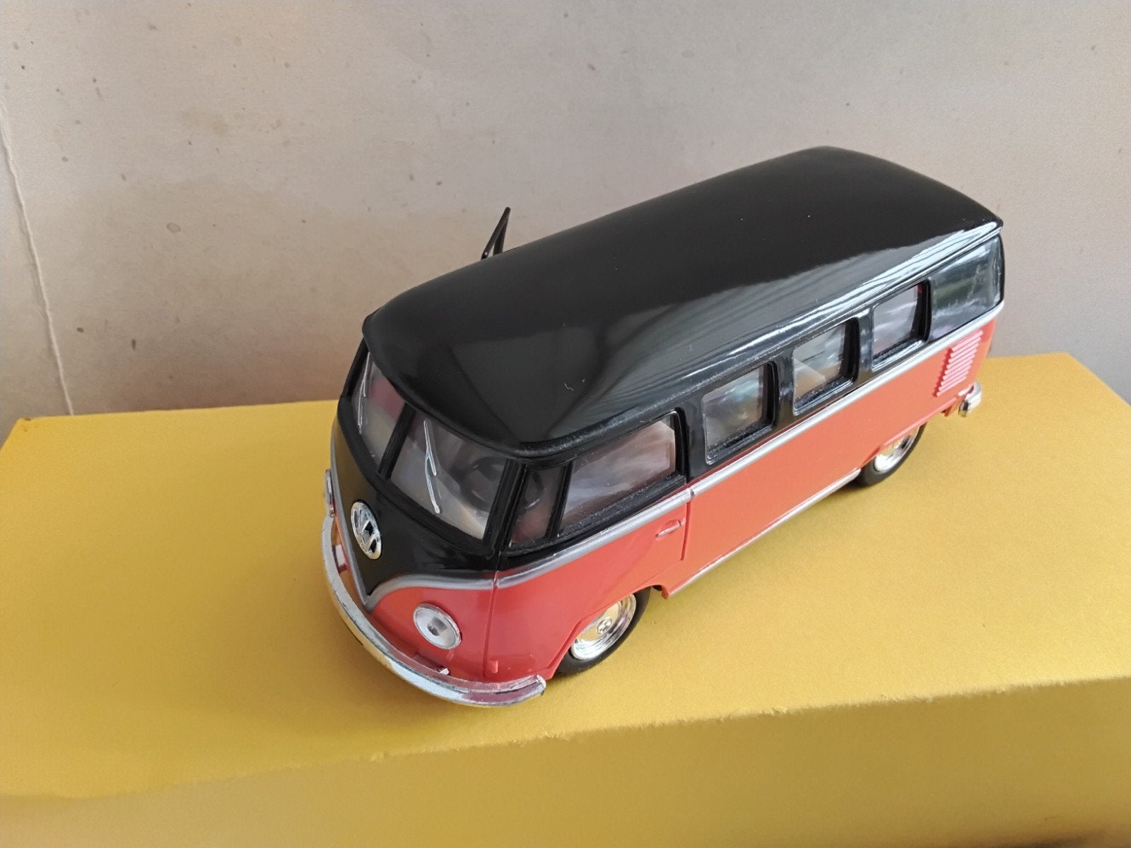 VOLKSWAGENBUS ORANJE ZWART, Hobby en Vrije tijd, Modelauto's | 1:32, Ophalen of Verzenden, Tractor of Landbouw, Britains