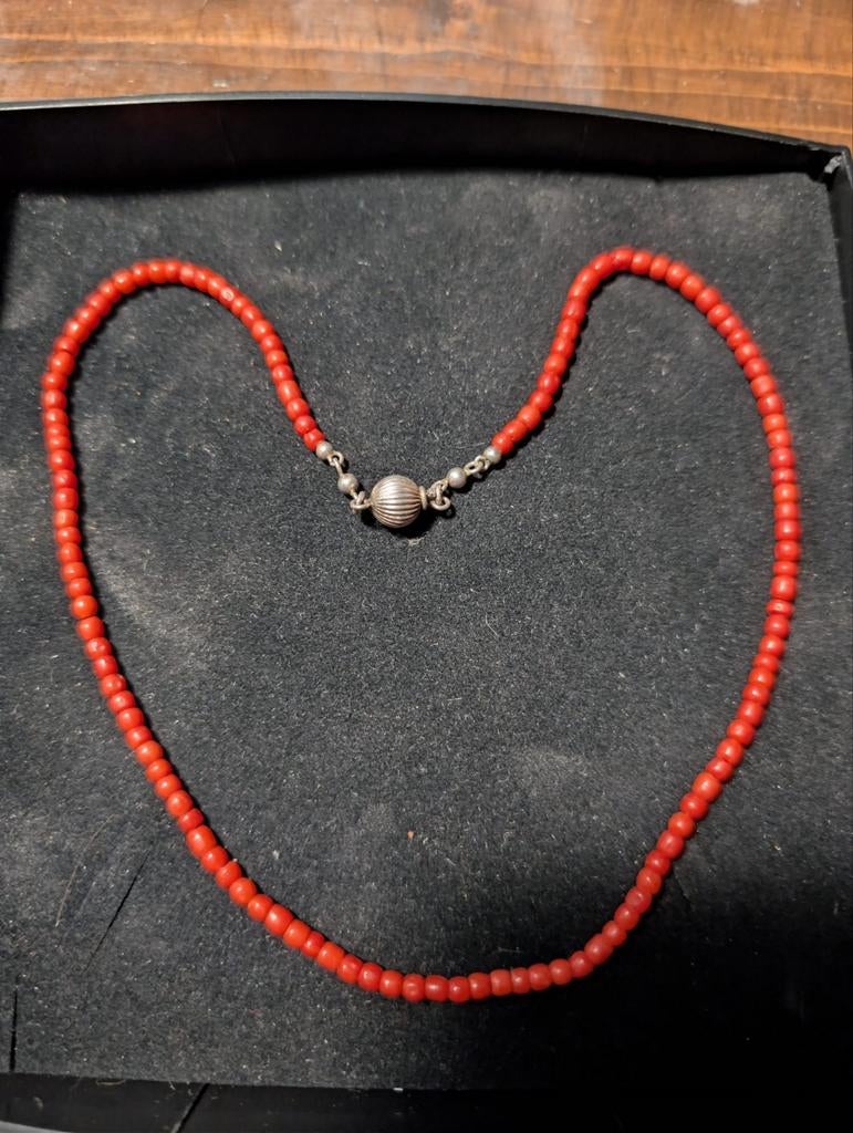 Bloedkoraal klederdracht ketting, Ophalen of Verzenden, Rood, Steen of Mineraal