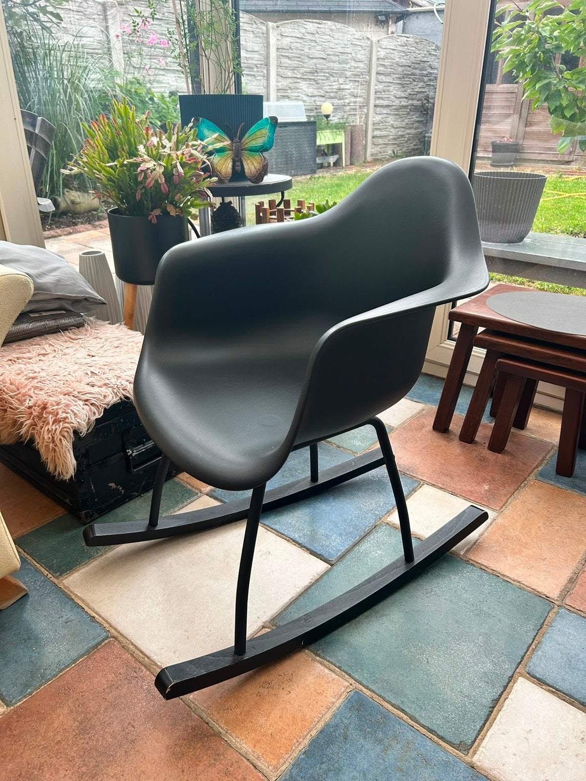 Zwarte schommelstoel - comfortabel en stijlvol, Huis en Inrichting, Stoelen, Ophalen, Kunststof, Zwart, Zo goed als nieuw
