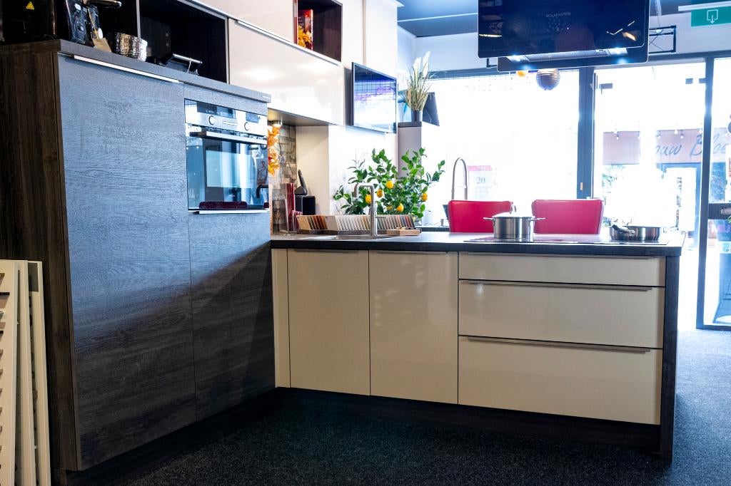 Showroomkeuken Magnolia Hoogglans met Hout 240 X 250 CM, Huis en Inrichting, Keuken | Complete keukens, Ophalen, Overige kleuren