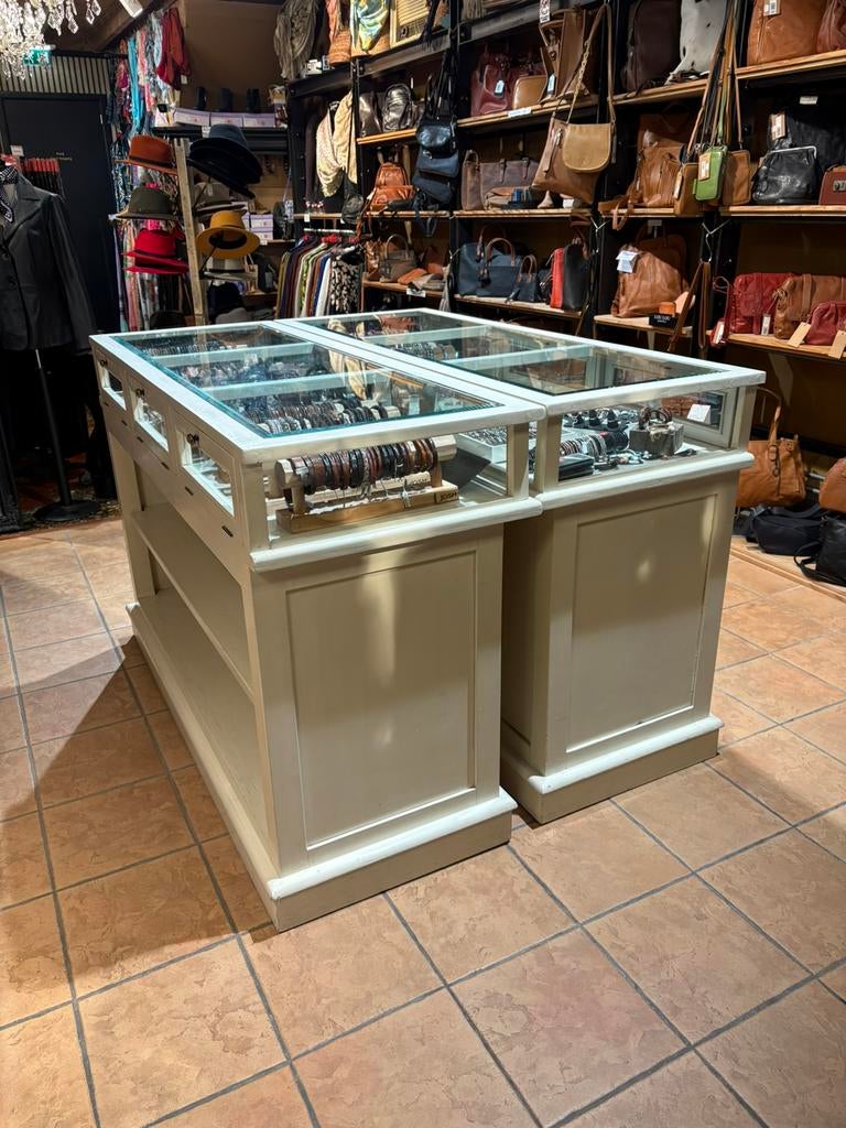 2 vitrine kasten, Ophalen, Kapellestraat 13 sluis, Bubbles, 50 tot 100 cm