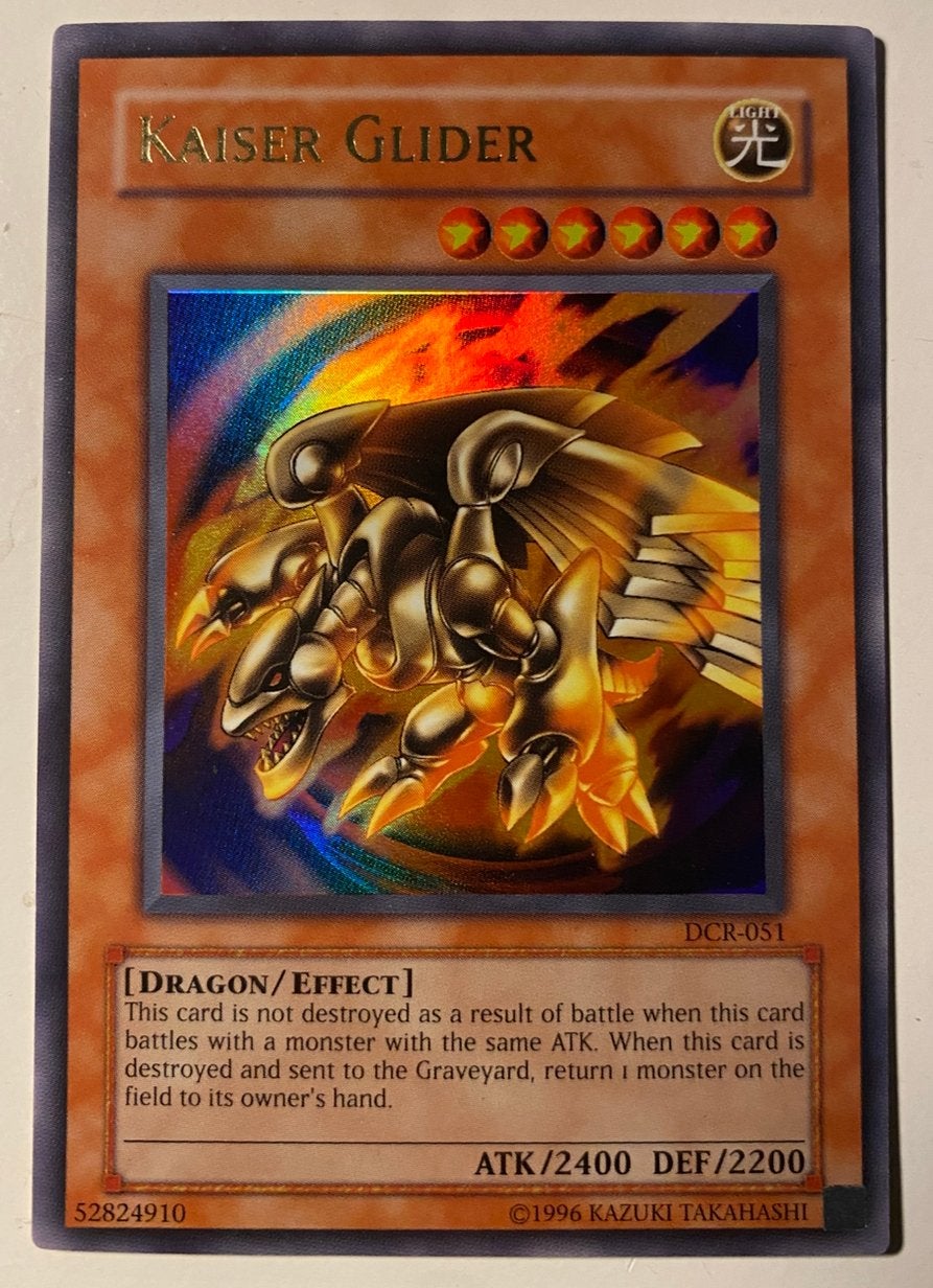 Yu-Gi-Oh! Kaiser Glider DCR Old US Print !, Hobby en Vrije tijd, Ophalen of Verzenden, Zo goed als nieuw, Losse kaart, Foil