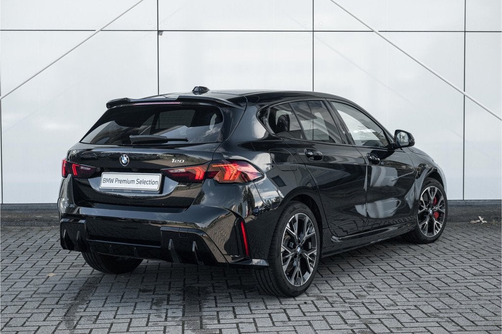 BMW 1 Serie 120 M Sport Automaat / Sportstoelen / Comfort Ac, Auto's, BMW, Gebruikt, 156 pk, Met garantie (alle), Zwart