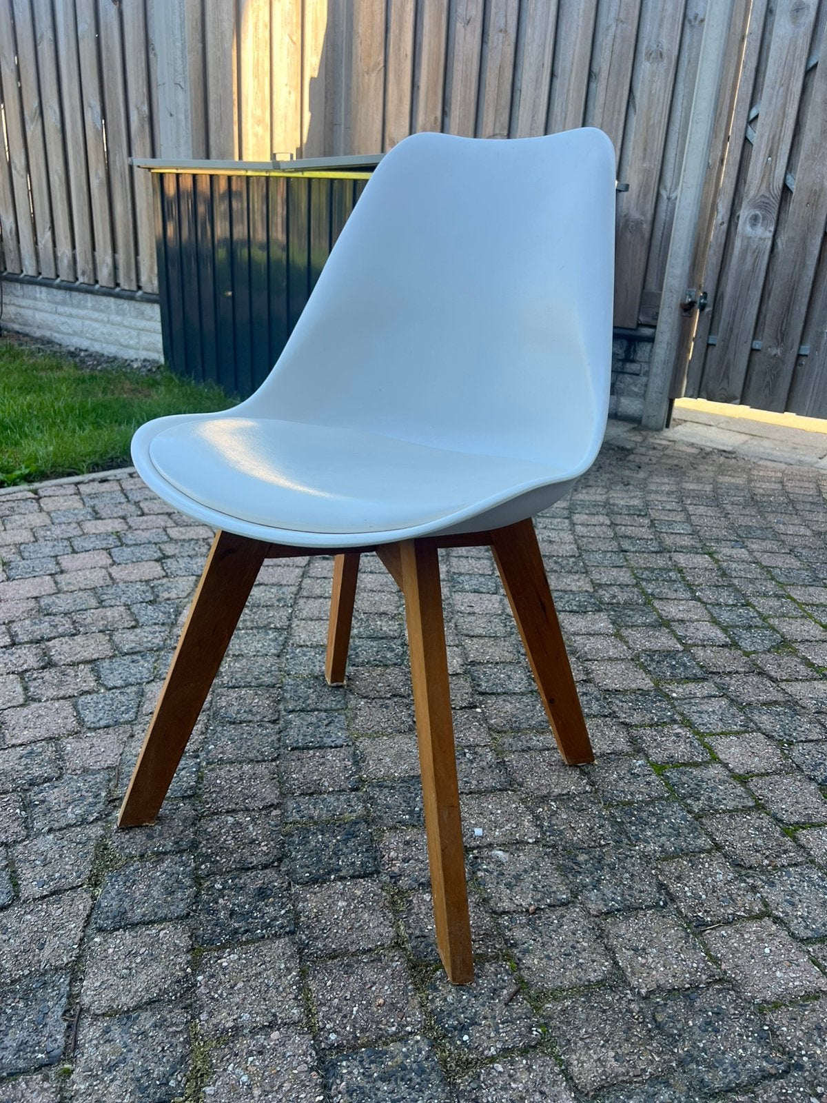 2 witte stoelen, Ophalen, Zo goed als nieuw, Kunststof