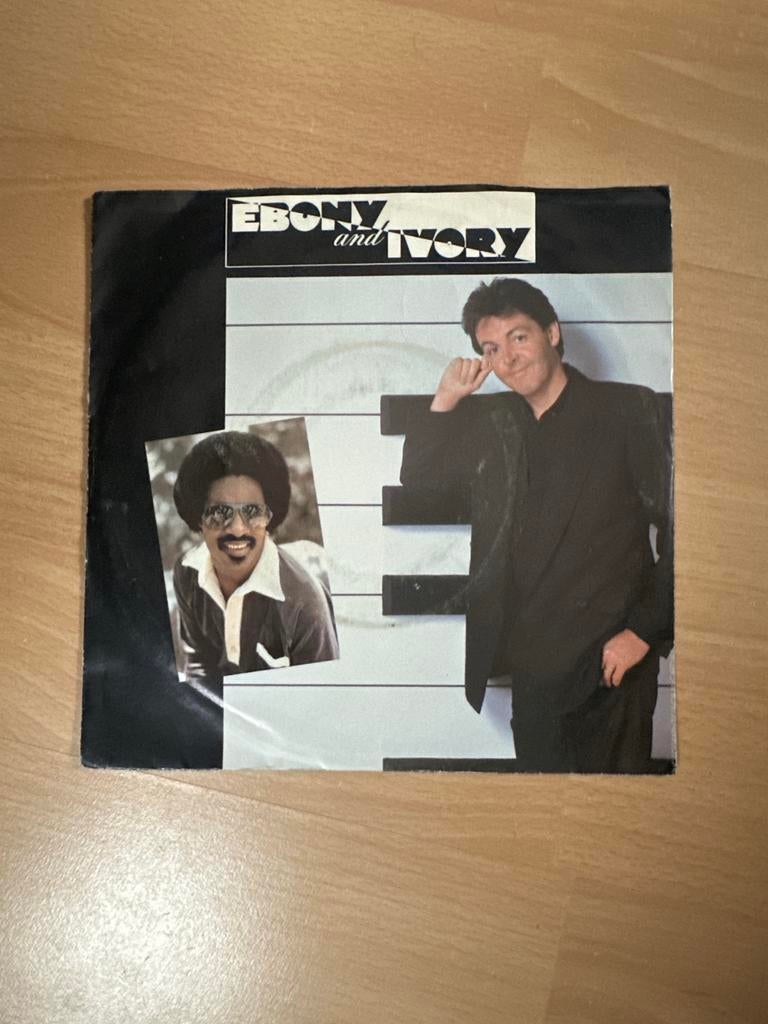 Paul McCartney - Ebony and Ivory vinyl single, Gebruikt, 7 inch, Single, Ophalen of Verzenden