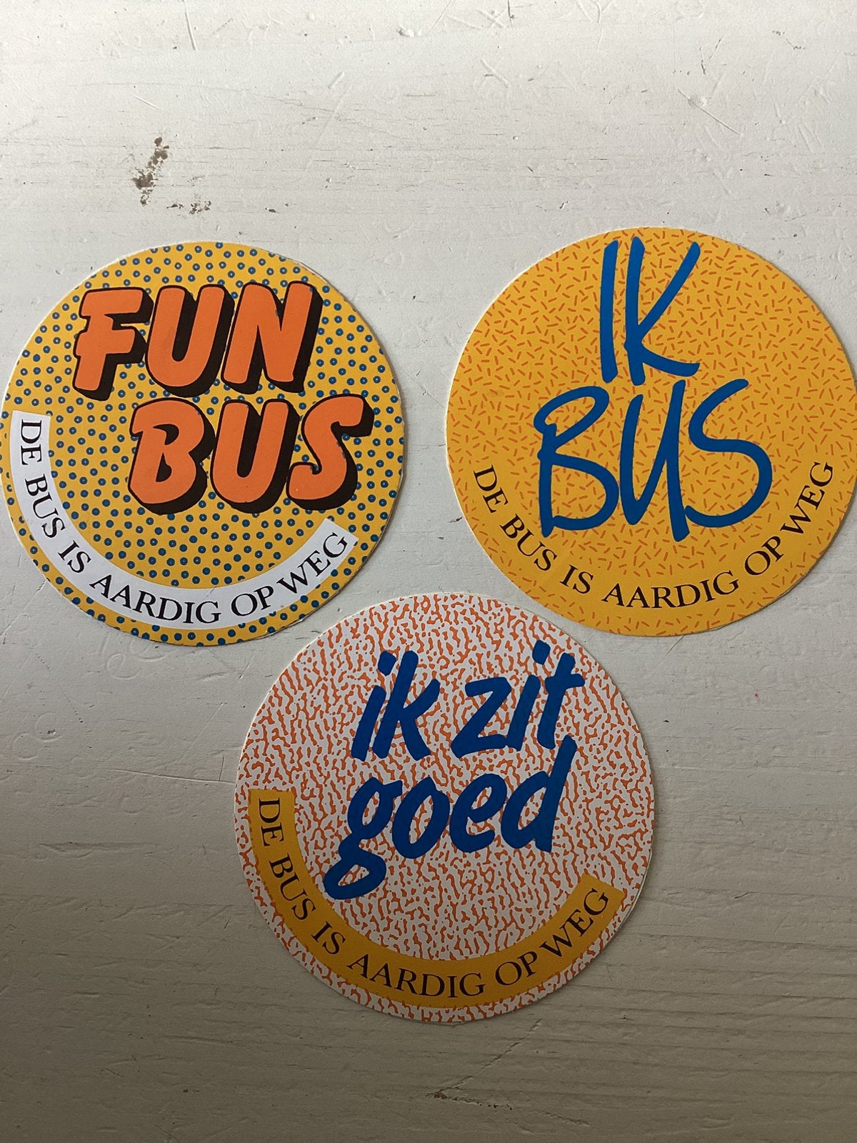 3 stickers De bus is aardig op weg, Verzenden, Zo goed als nieuw