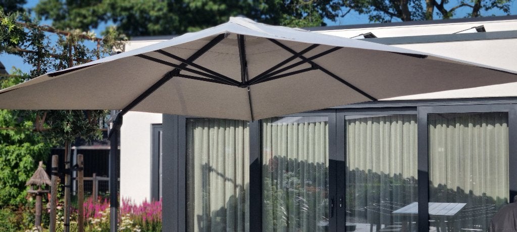 Zweefparasol 4x4 meter - Zo goed als nieuw, Tuin en Terras, Parasols, Ophalen, Verstelbaar, Meer dan 4 meter, Zweefparasol