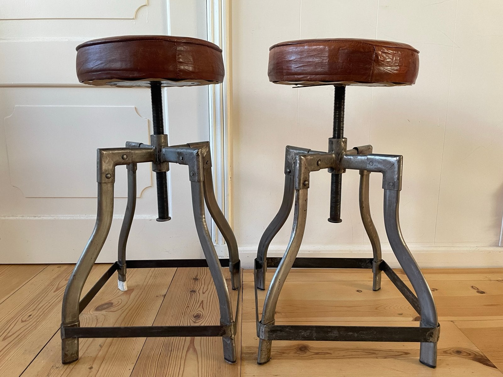 Unieke Industriële Vintage Krukken - Hoogte Verstelbaar (2 s, Ophalen, Gebruikt, Twee, Bruin