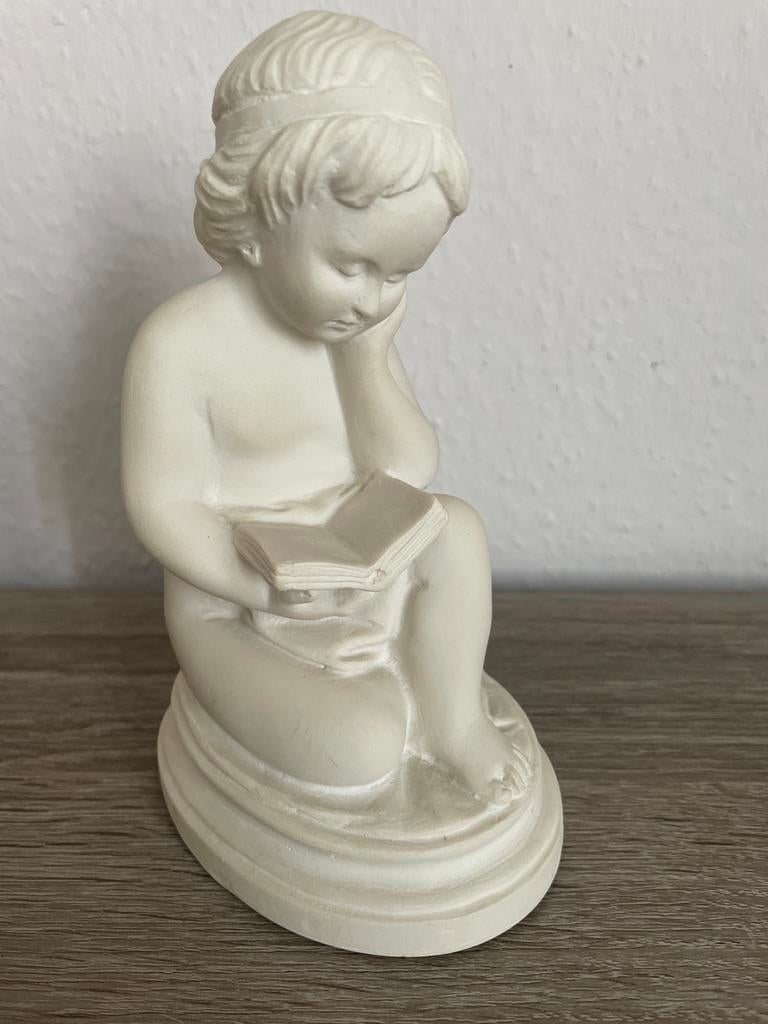 Beeldje van lezend kindje - Wit decoratief beeld, Antiek en Kunst, Kunst | Beelden en Houtsnijwerken, Ophalen