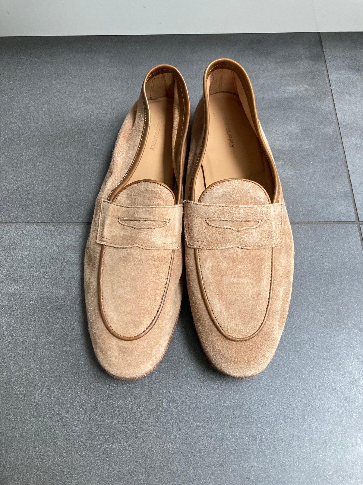 SUITSUPPLY SUEDE LOAFERS ZANDKLEUR. Mt 43, Loafers, Bruin, Ophalen of Verzenden, Zo goed als nieuw