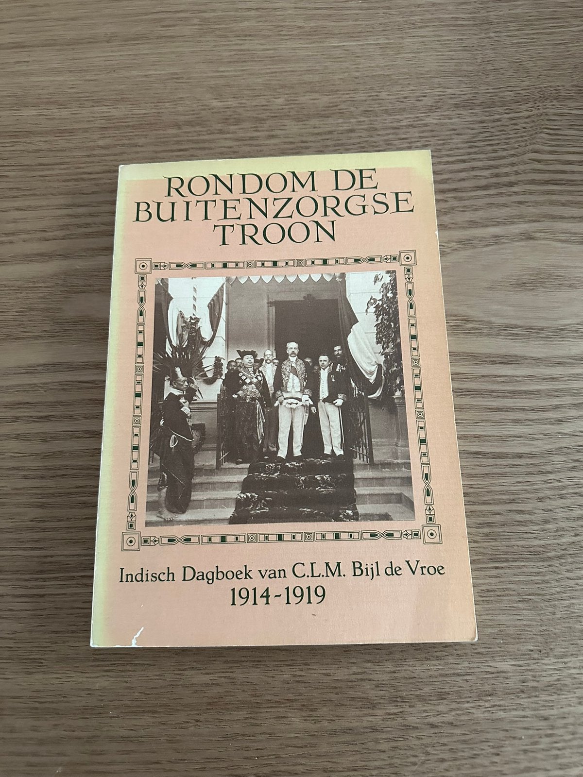Rondom De buitenzorgse Troon., Ophalen of Verzenden, Gelezen