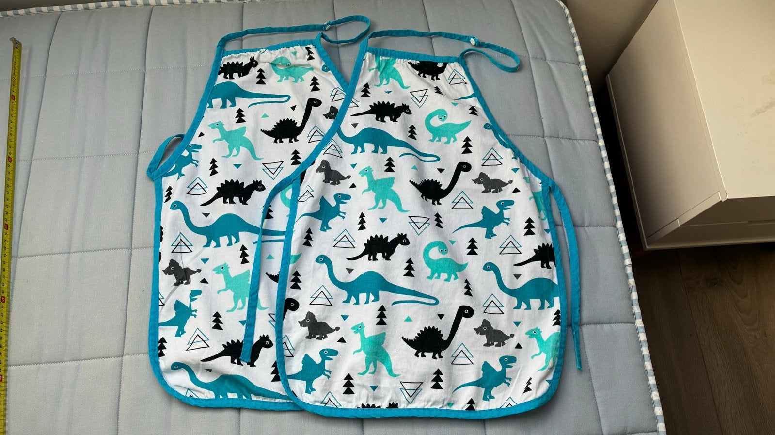 2x Schortjes met dinosaurusprint voor kinderen, Kinderen en Baby's, Ophalen of Verzenden, Zo goed als nieuw, 122 t/m 128, Jongen of Meisje