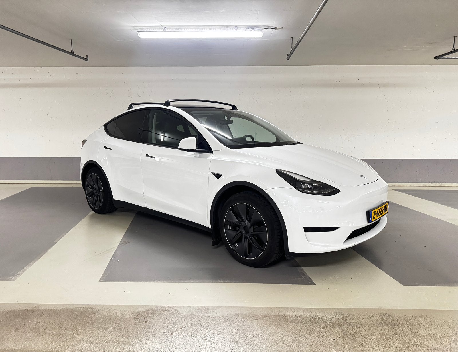 Tesla Model Y 2024 Wit | Winterbanden + Tesla Accessoires, Auto's, Tesla, Automaat, 375 min, Elektrisch, 1892 kg