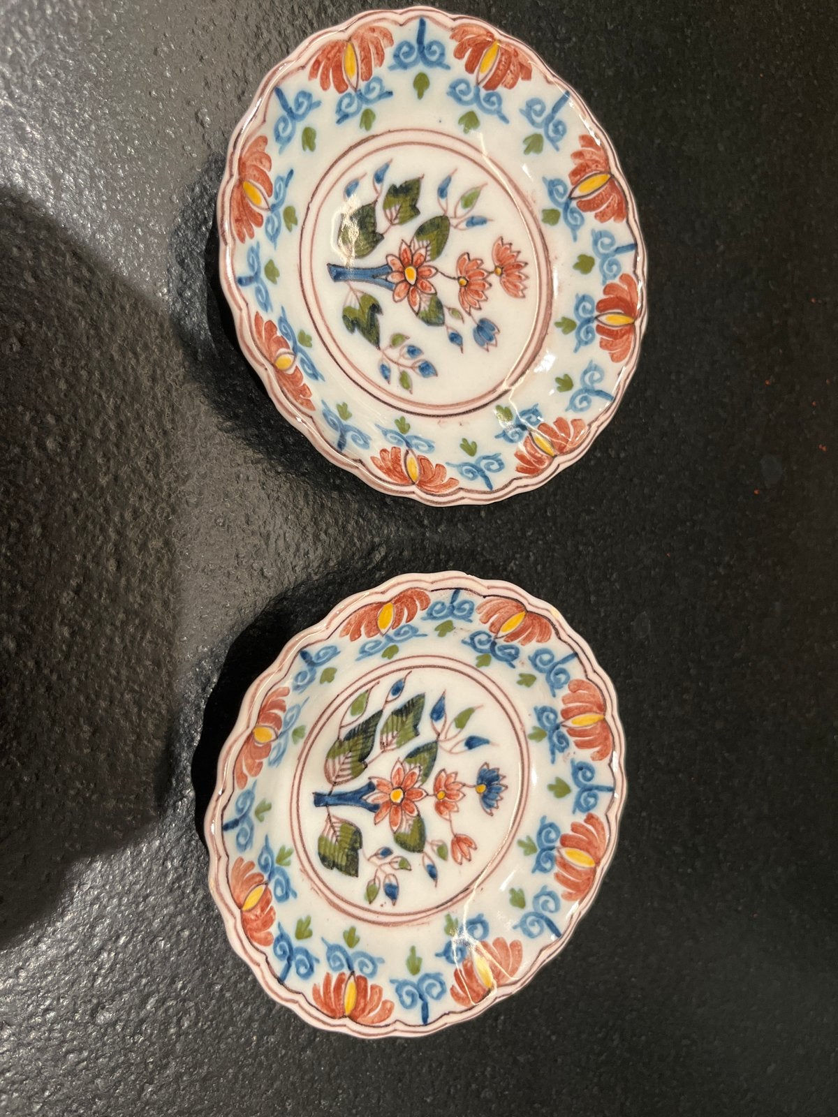 Twee handgeschilderde Makkum aardewerk schoteltjes, Ophalen of Verzenden