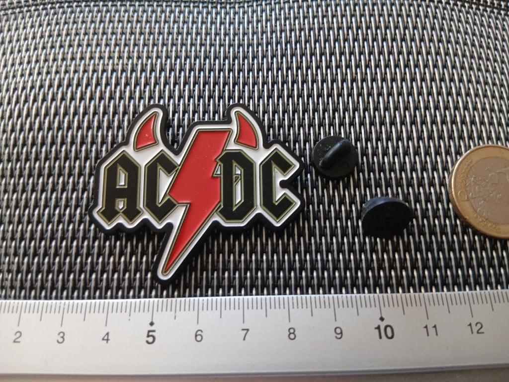 AC/DC  zeer  mooie shaped horns up pin speld badge n9, Verzenden, Nieuw, Overige typen