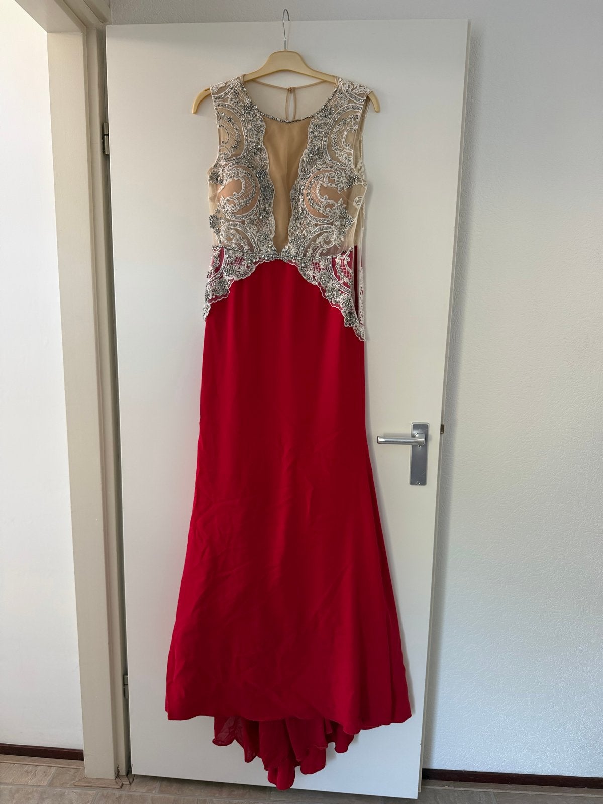Prachtige rode galajurk met zilveren details maat 40, Kleding | Dames, Gelegenheidskleding, Galajurk, Zo goed als nieuw, Rood