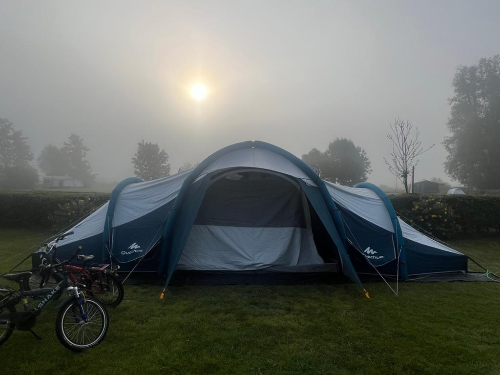 Quechua Air Seconds 8.4 opblaasbare familietent, Caravans en Kamperen, Tenten, Ophalen, Gebruikt, Meer dan 6