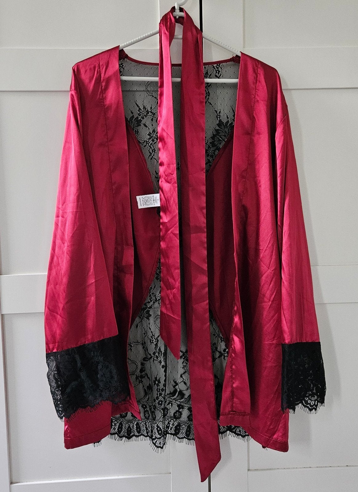 Kastopruiming: Rode satijnen kimono met kant maat S, Ophalen of Verzenden, Rood, Nachtkleding