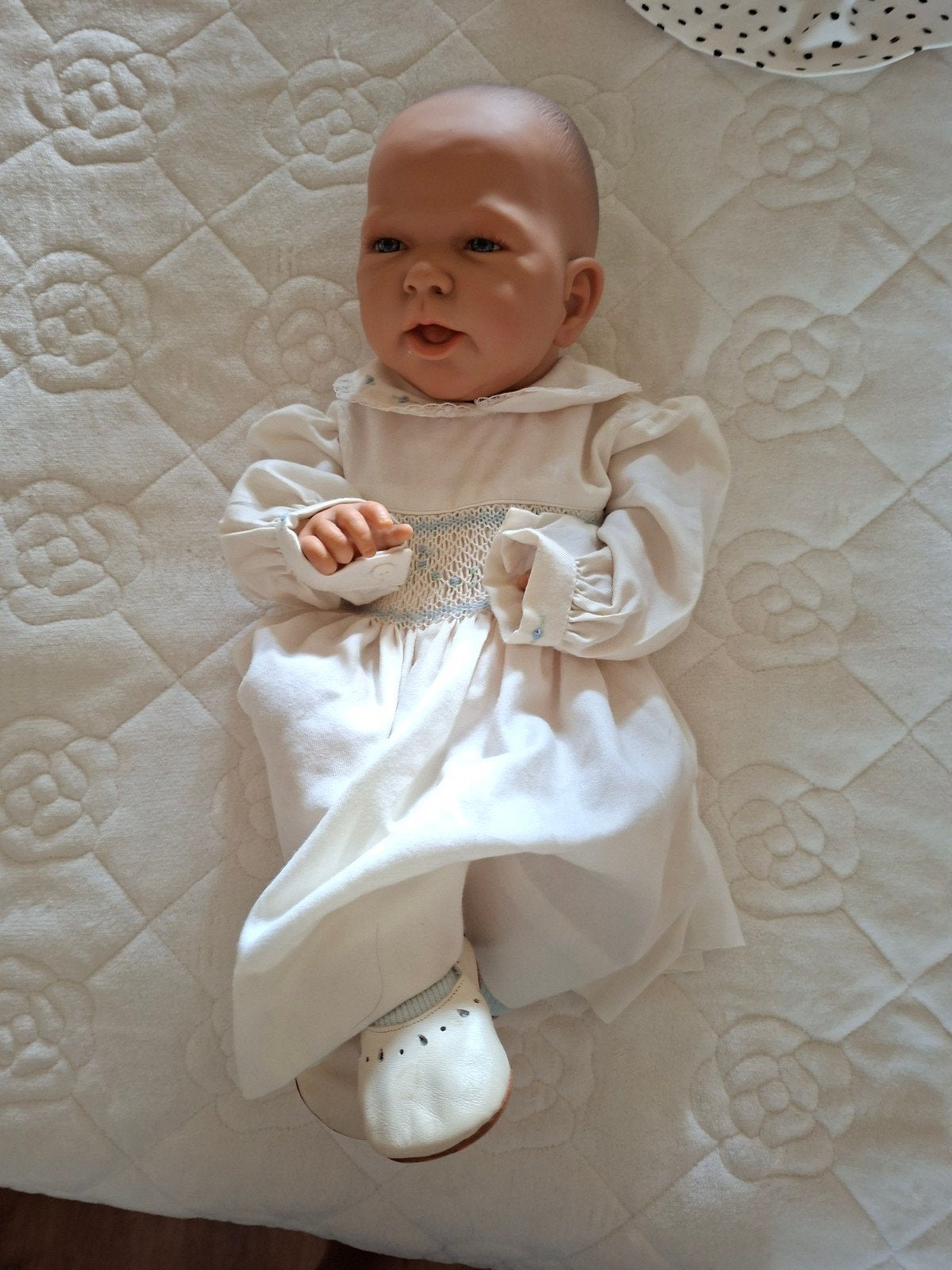 Realistische babypop met witte jurk en schoentjes, Ophalen of Verzenden