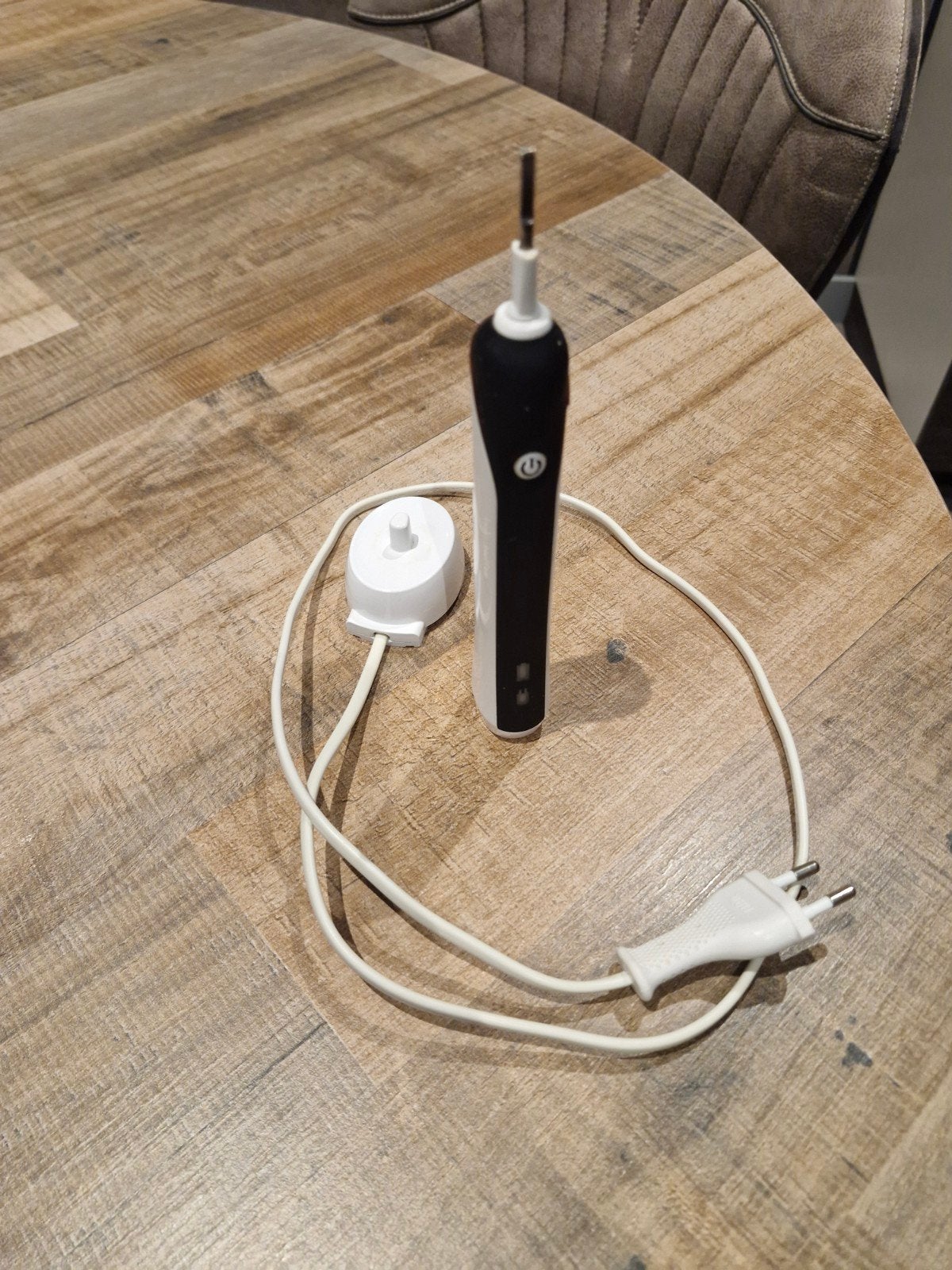 Oral-B elektrische tandenborstel met oplader, Ophalen of Verzenden, Gebruikt, Mondverzorging