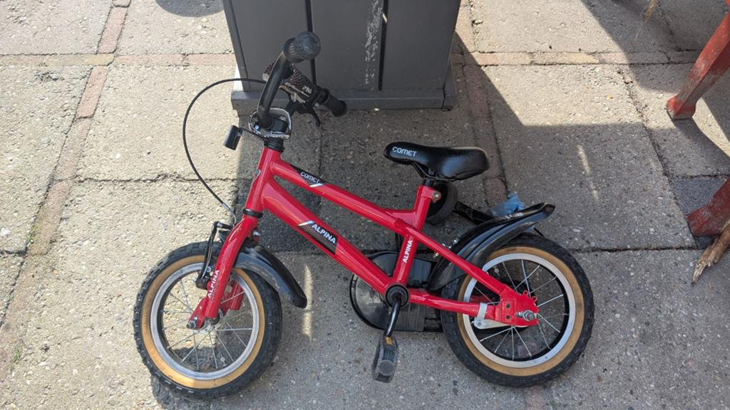 Kinderfiets rood, 12 inch met zijwieltjes, Ophalen, Terugtraprem, Zijwieltjes, Gebruikt