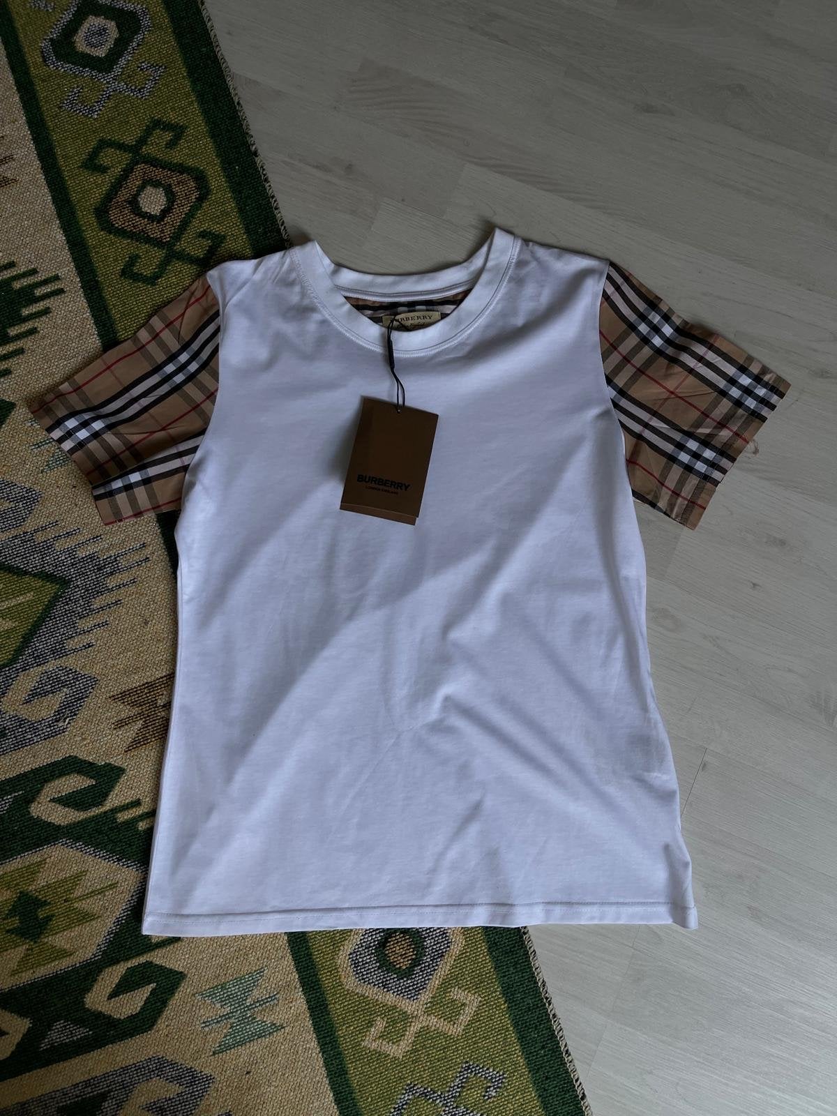 Burberry T-shirt met Nova Check mouwen - Maat S - Nieuw, Kleding | Dames, Wit, Nieuw, Ophalen of Verzenden, Korte mouw