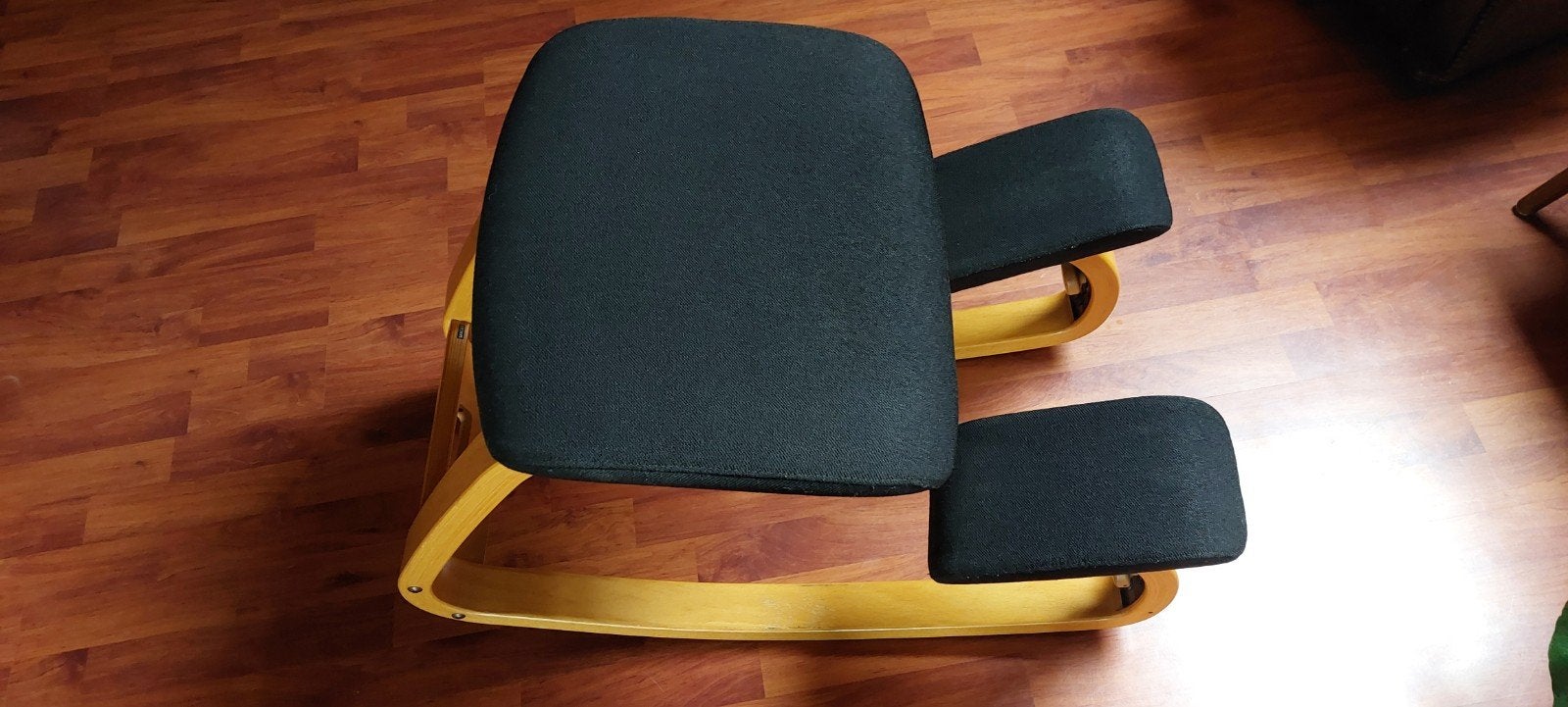 Varier Stokke Variable Balans kniestoel zwart/donkerblauw, Huis en Inrichting, Stoelen, Ophalen, Gebruikt, Zwart, Eén