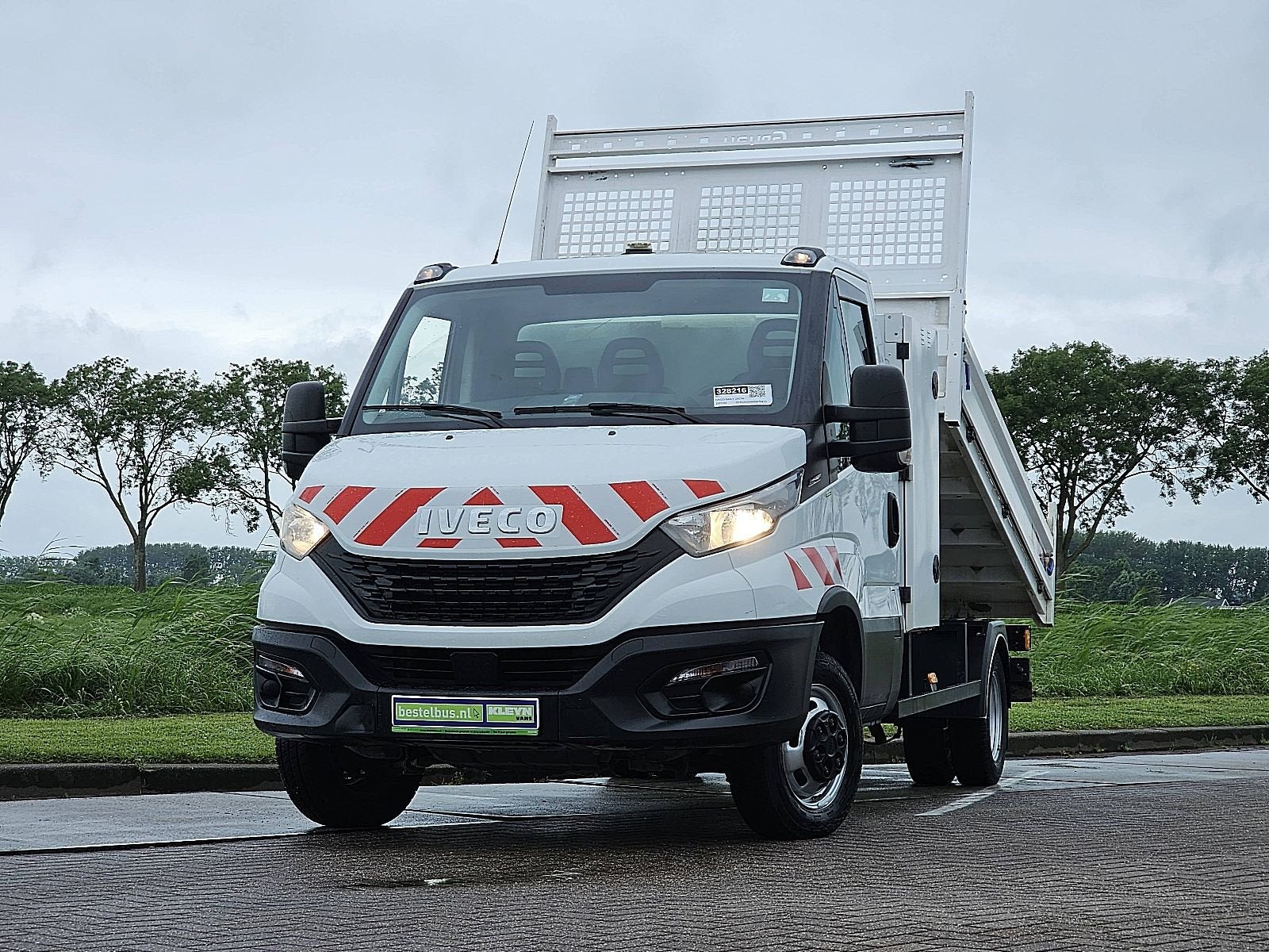 Iveco Daily 35C14V kipper, kist, airco, trekhaak, 162 dkm., Gebruikt, Zwart, Iveco, Wit