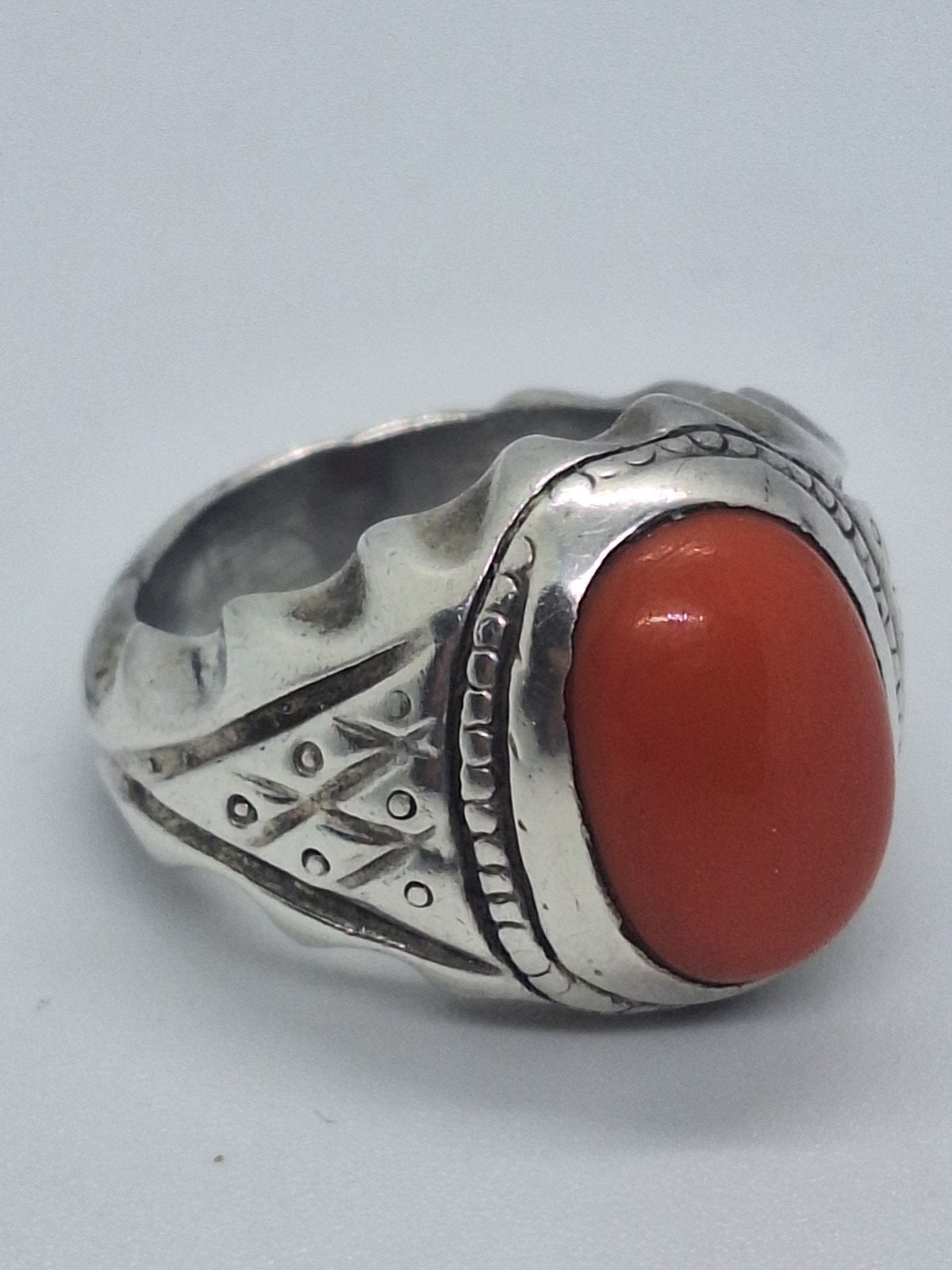 Vintage Zilveren Ring met Bloedkoraal - Maat 20.5, Gebruikt, 20 of groter, Ophalen of Verzenden, Dame of Heer