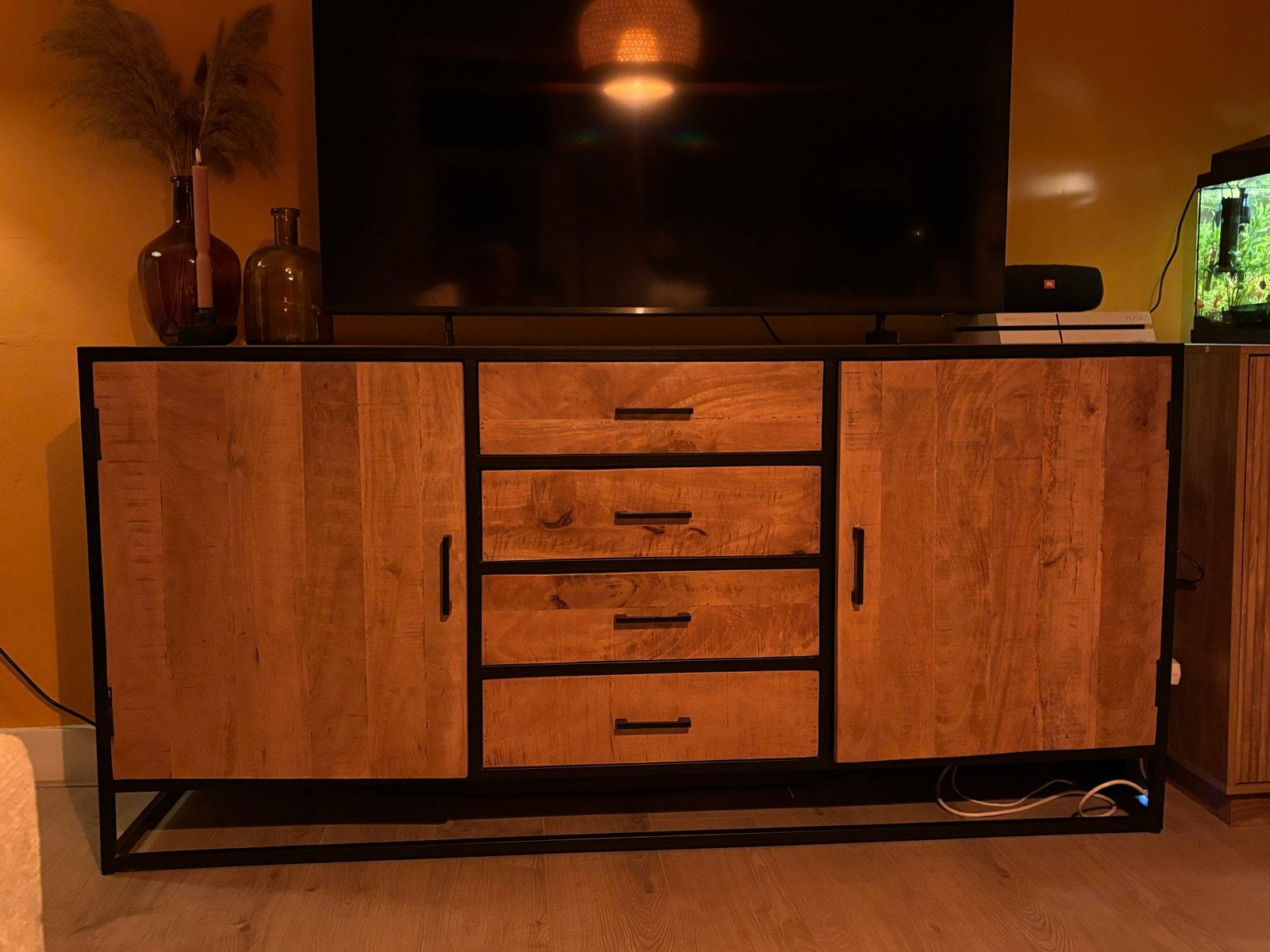 Stoer Mangohouten Dressoir met Zwart Metalen Frame, 150 tot 200 cm, Ophalen of Verzenden, Zo goed als nieuw, Met lade(s)