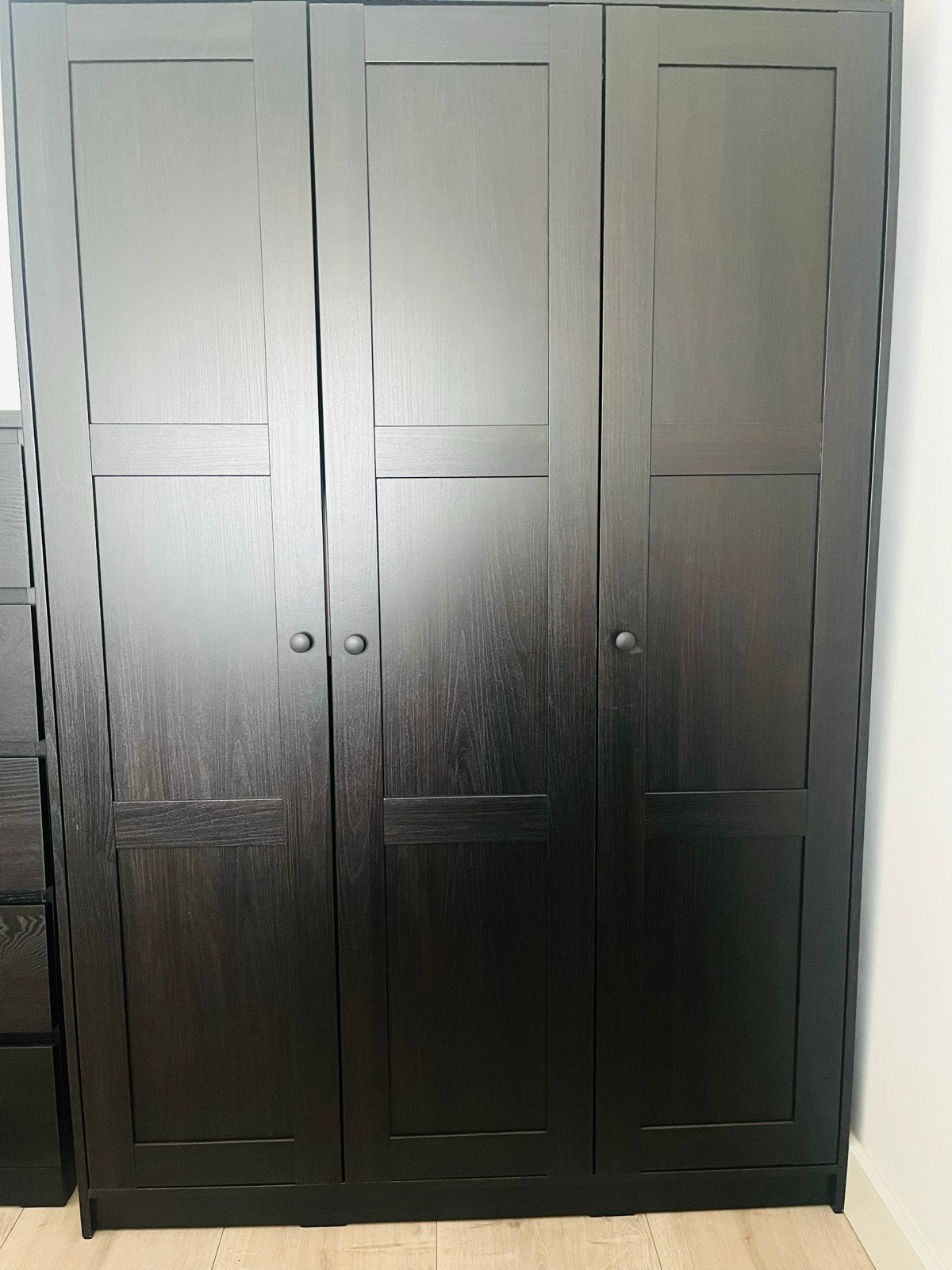 IKEA Rakkestad kledingkast, donkerbruin, 3 deuren, Huis en Inrichting, Kasten | Kledingkasten, Ophalen, 100 tot 150 cm, Zo goed als nieuw