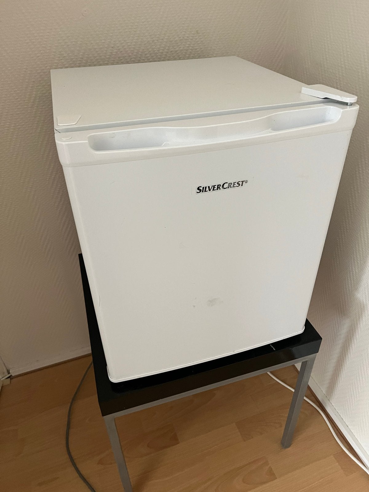 Compacte SilverCrest koelkast met vriesvak en tafeltje, Ophalen, Gebruikt, Minder dan 75 liter, Met vriesvak