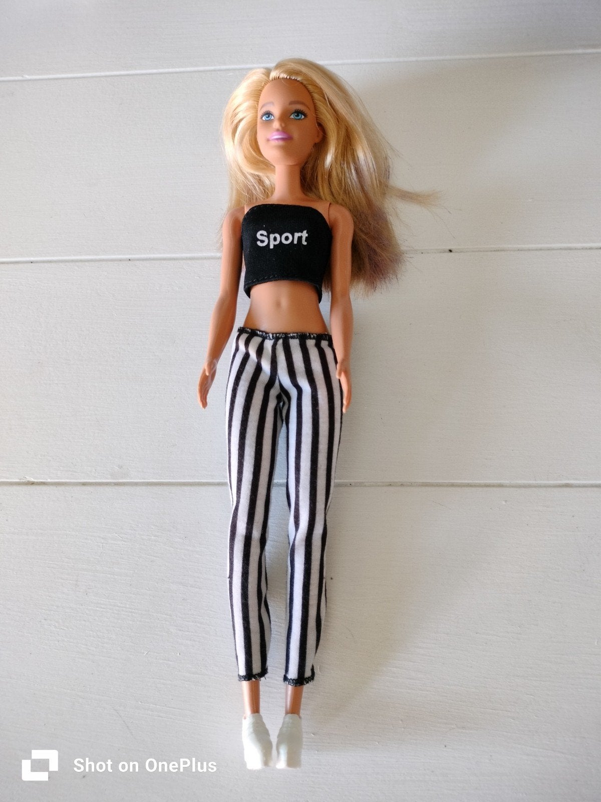 Barbie pop met sporttop en gestreepte broek, Ophalen of Verzenden, Gebruikt