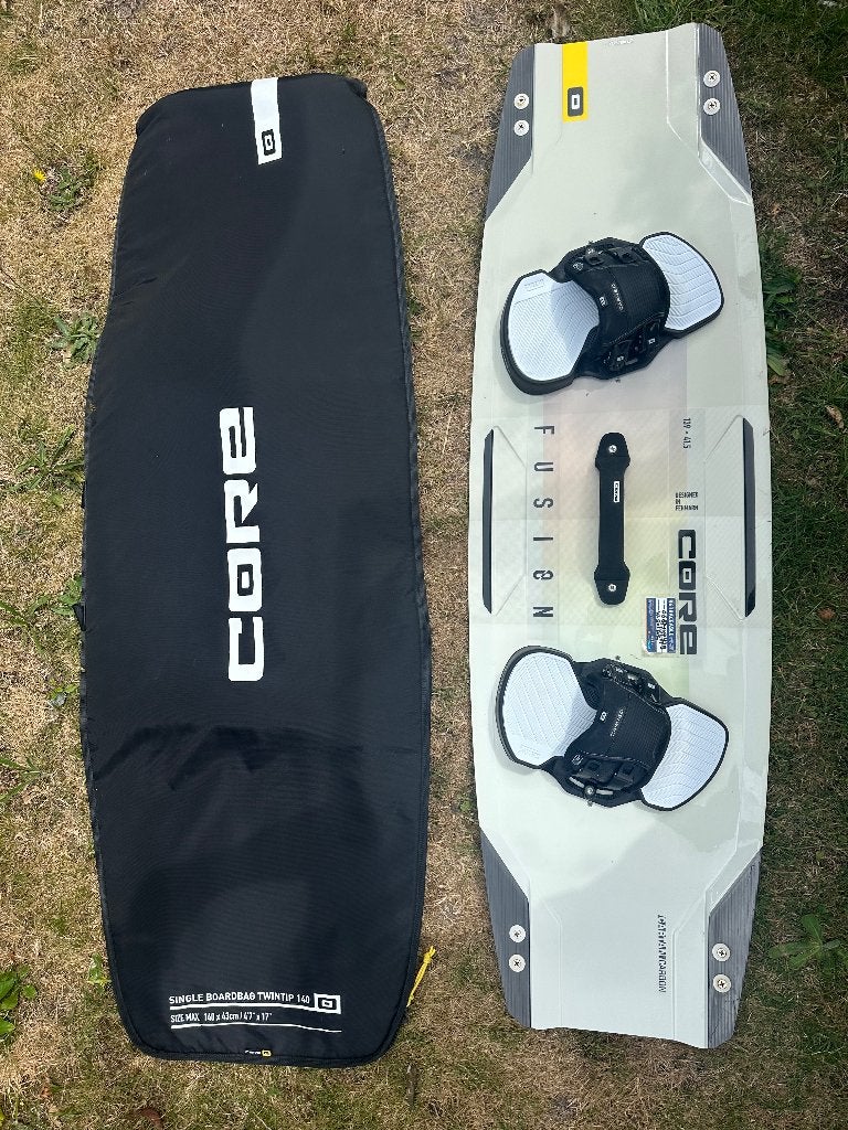 core fusion + carved pad, Watersport en Boten, Kitesurfen, Ophalen, Twintip, Kiteboard, Zo goed als nieuw