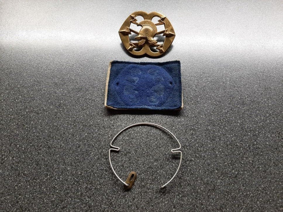 Verbindingsdienst  - baret embleem met doorgestikt achtergr., Verzamelen, Ophalen of Verzenden, Landmacht, Nederland, Embleem of Badge
