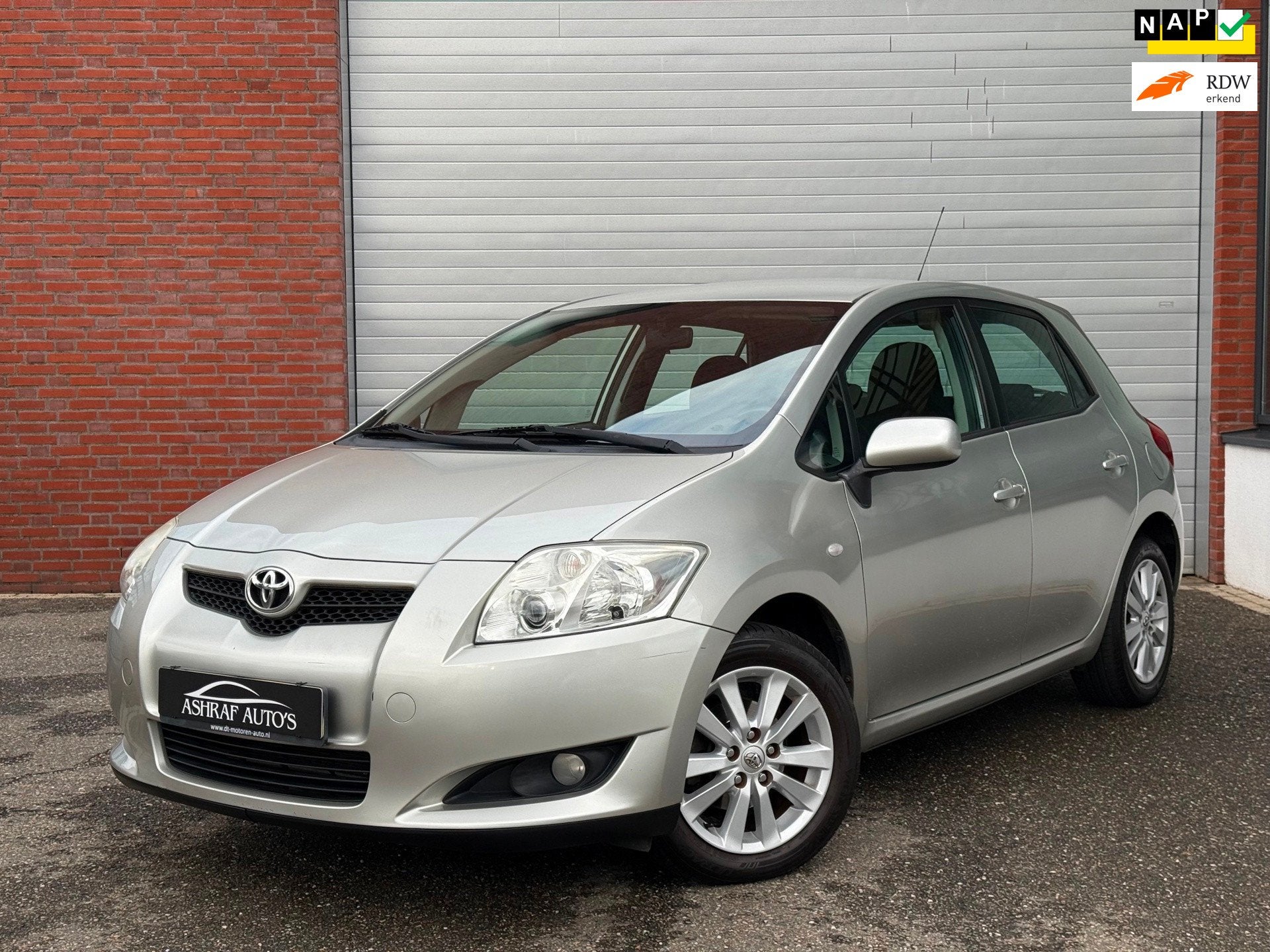 Toyota Auris 1.6-16V Sol| AUTOMAAT| NAP| NEW APK| TREKHAAK, Auto's, Dealer onderhouden, Zwart, 4 cilinders, 1240 kg