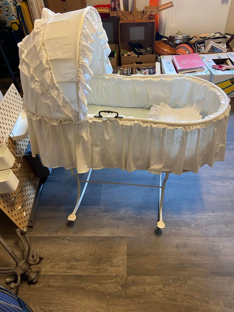 IJzeren schommel wieg met broderie stof en matrasje, Kinderen en Baby's, Babywiegjes en Ledikanten, Ophalen of Verzenden, Gebruikt