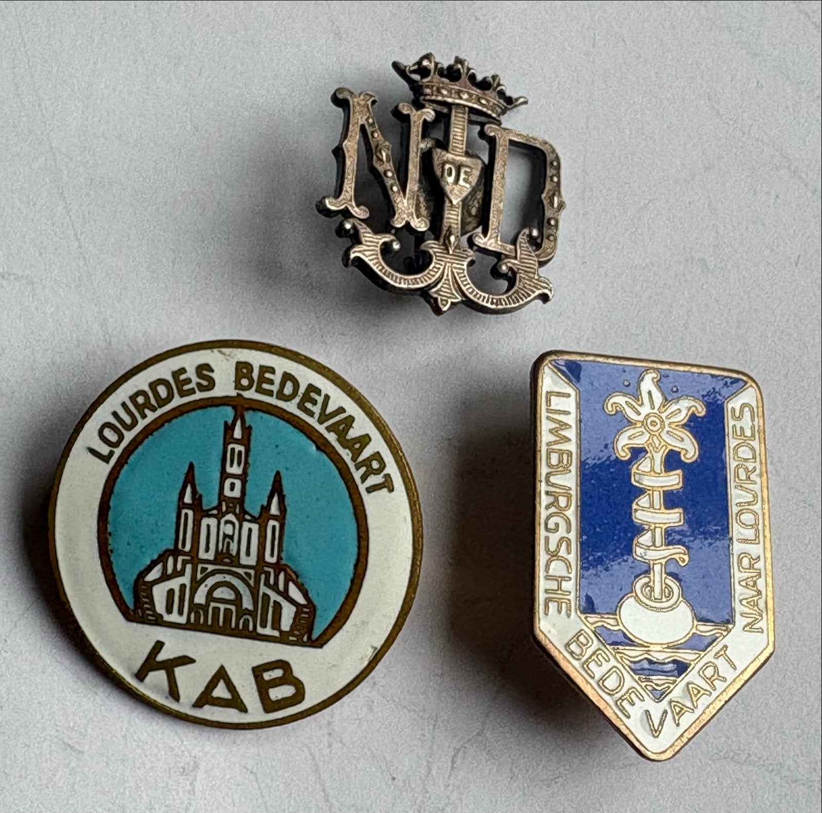Set van 3 Vintage Lourdes Bedevaart Speldjes/Pins, Verzamelen, Speldjes, Pins en Buttons, Ophalen of Verzenden, Gebruikt, Overige onderwerpen