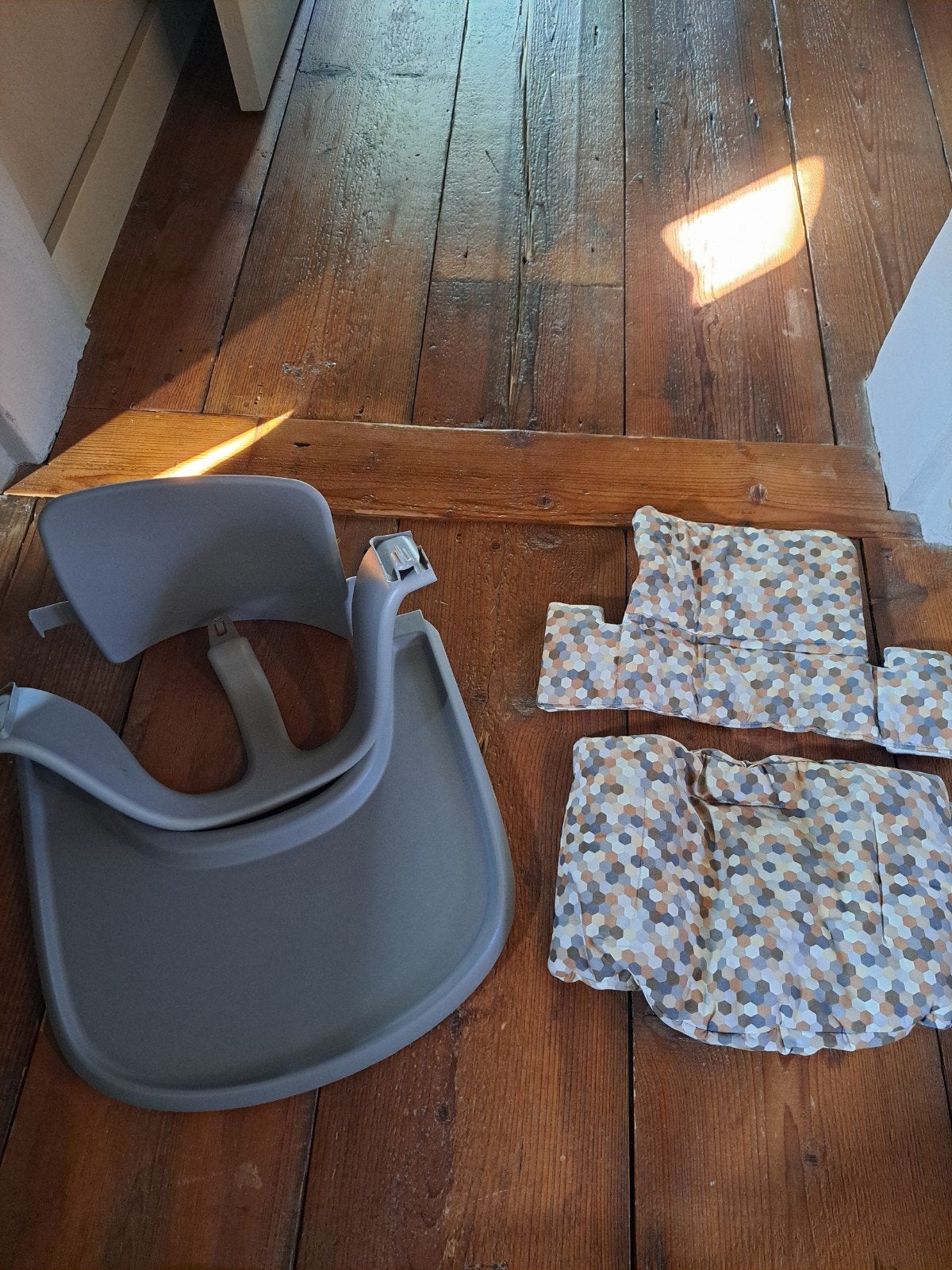 Stokke stoelverkleiner (tripp trapp) en kussentjes, Ophalen, Zo goed als nieuw, Meegroeistoel, Stoelverkleiner