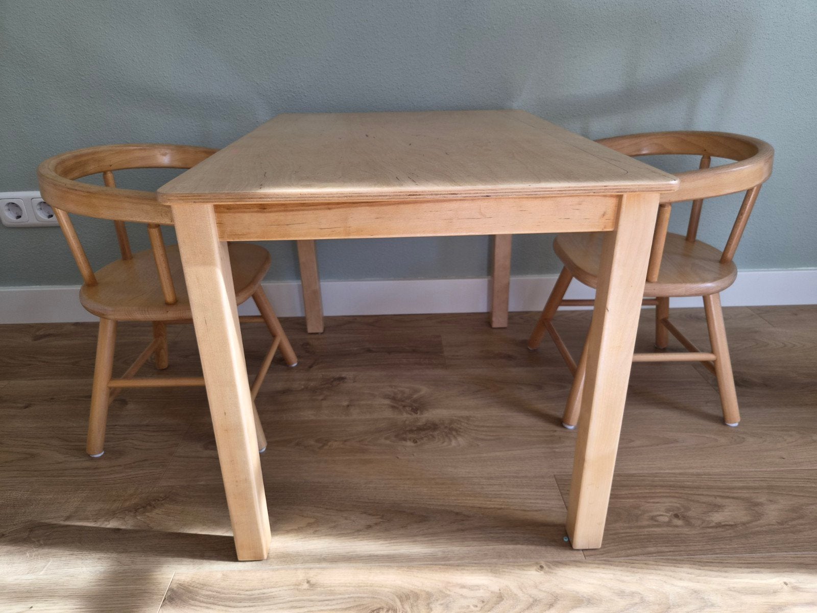 Houten kinder speeltafel met 2 stoeltjes, Kinderen en Baby's, Ophalen, Gebruikt, Tafel(s) en Stoel(en)