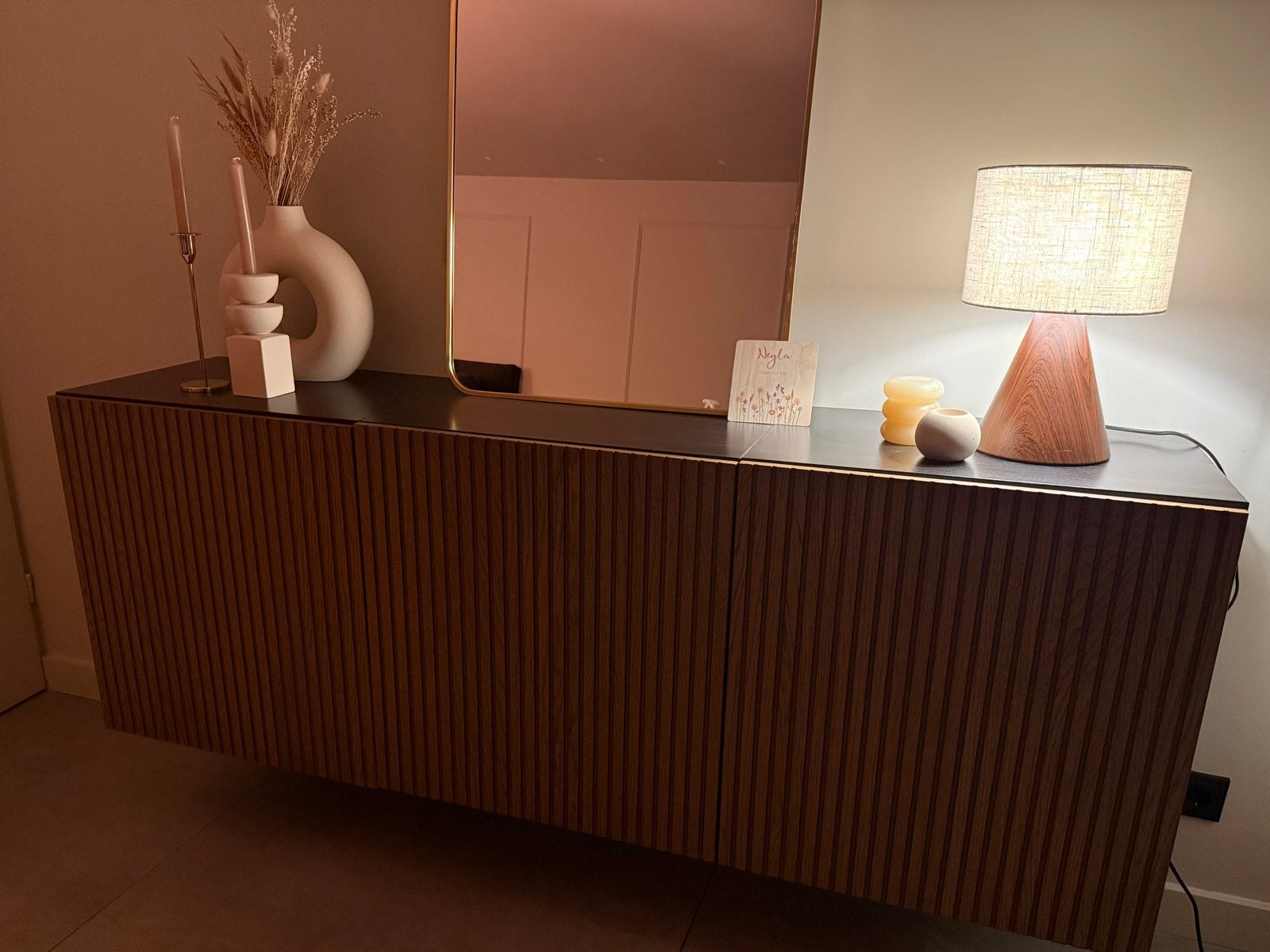 Modern dressoir met lattenfront en donker blad, Ophalen, 150 tot 200 cm, Zo goed als nieuw, 25 tot 50 cm