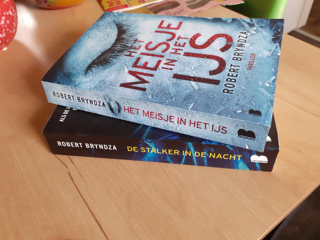 De stalker in de nacht/Het meisje in het ijs, Ophalen of Verzenden, Zo goed als nieuw, Robert Bryndza