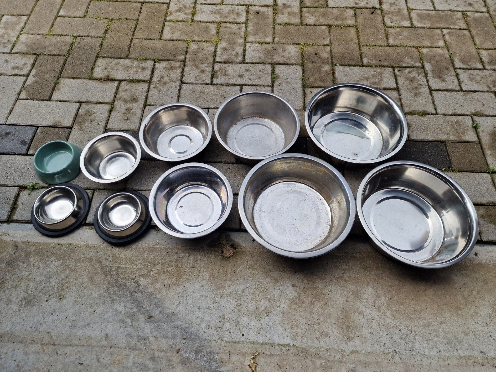 Honden voerbakken, Ophalen