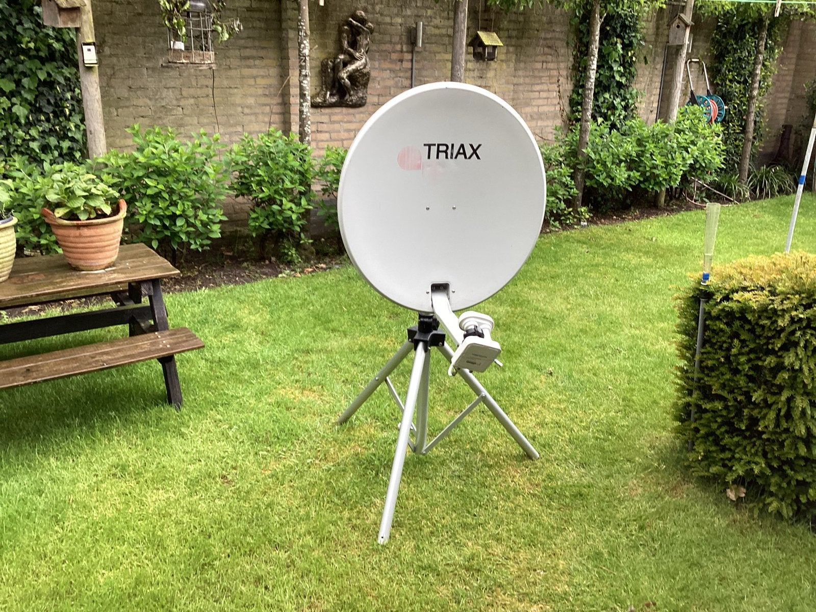 Triax schotelantenne met statief en kabels, Ophalen of Verzenden, Gebruikt